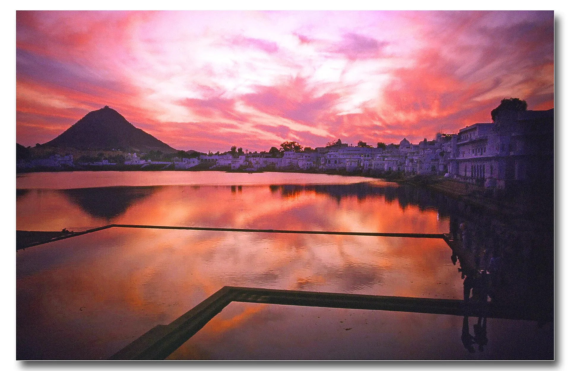 Sunset over the sacred lake and ghats of Pushkar in Rajasthan
